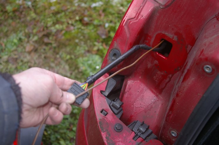 Fitting a Peugeot 308SW reversing camera step J-2